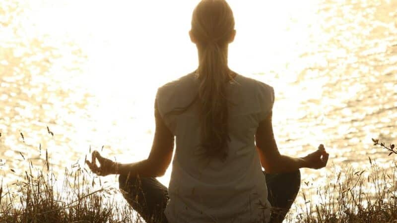 Jak wprowadzić mindfulness do swojego życia – poradnik dla początkujących