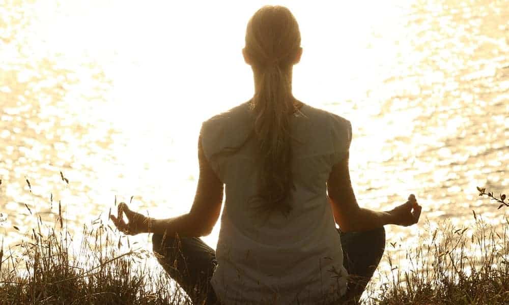 Jak wprowadzić mindfulness do swojego życia – poradnik dla początkujących