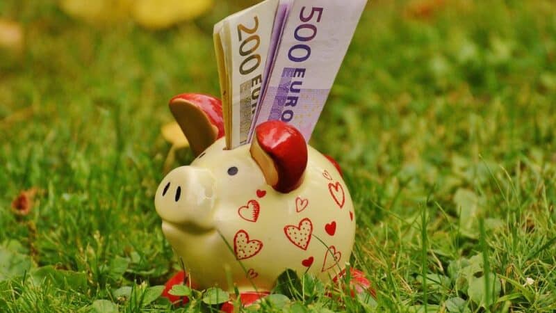 Jak wprowadzić młodzież w świat oszczędzania?